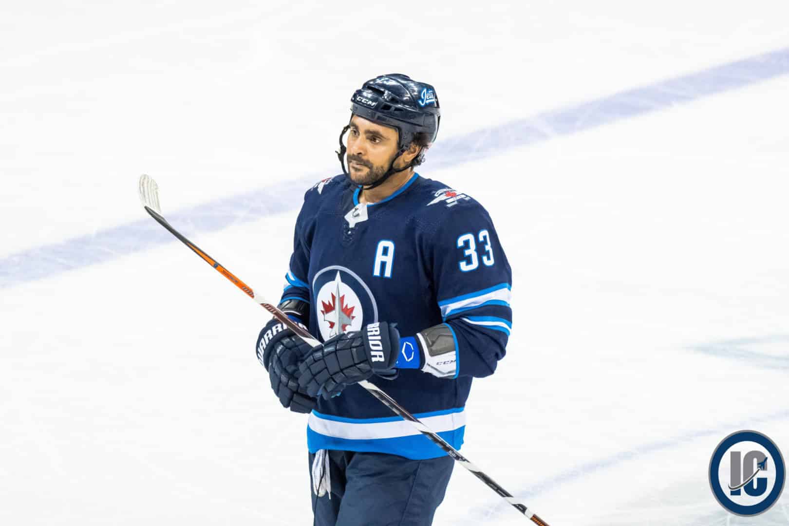 Dustin Byfuglien looking at bench e1554027960348