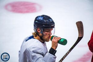 Nikolaj Ehlers gets water at practice